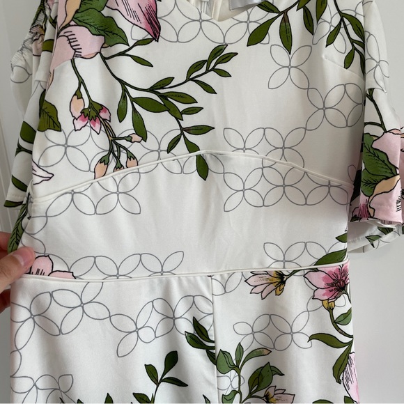 Guess floral romper size small - Picture 7 of 11